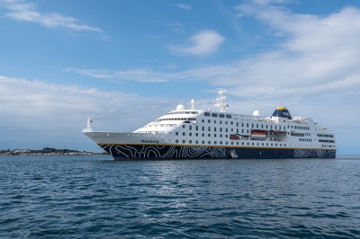 Kanalinseln im Sommerlicht | MS Hamburg