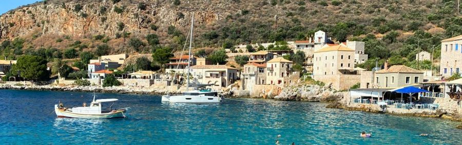 Urlaub auf der Peloponnes: Traumstrände, Top-Hotels und kurze Flugzeiten nach Griechenland