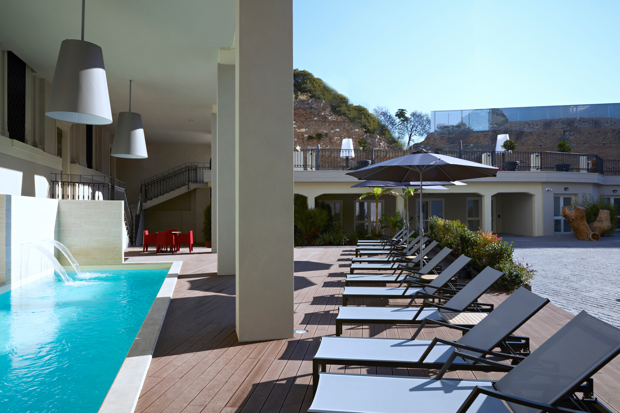 01_h_roma_The_Building_pool.jpg
