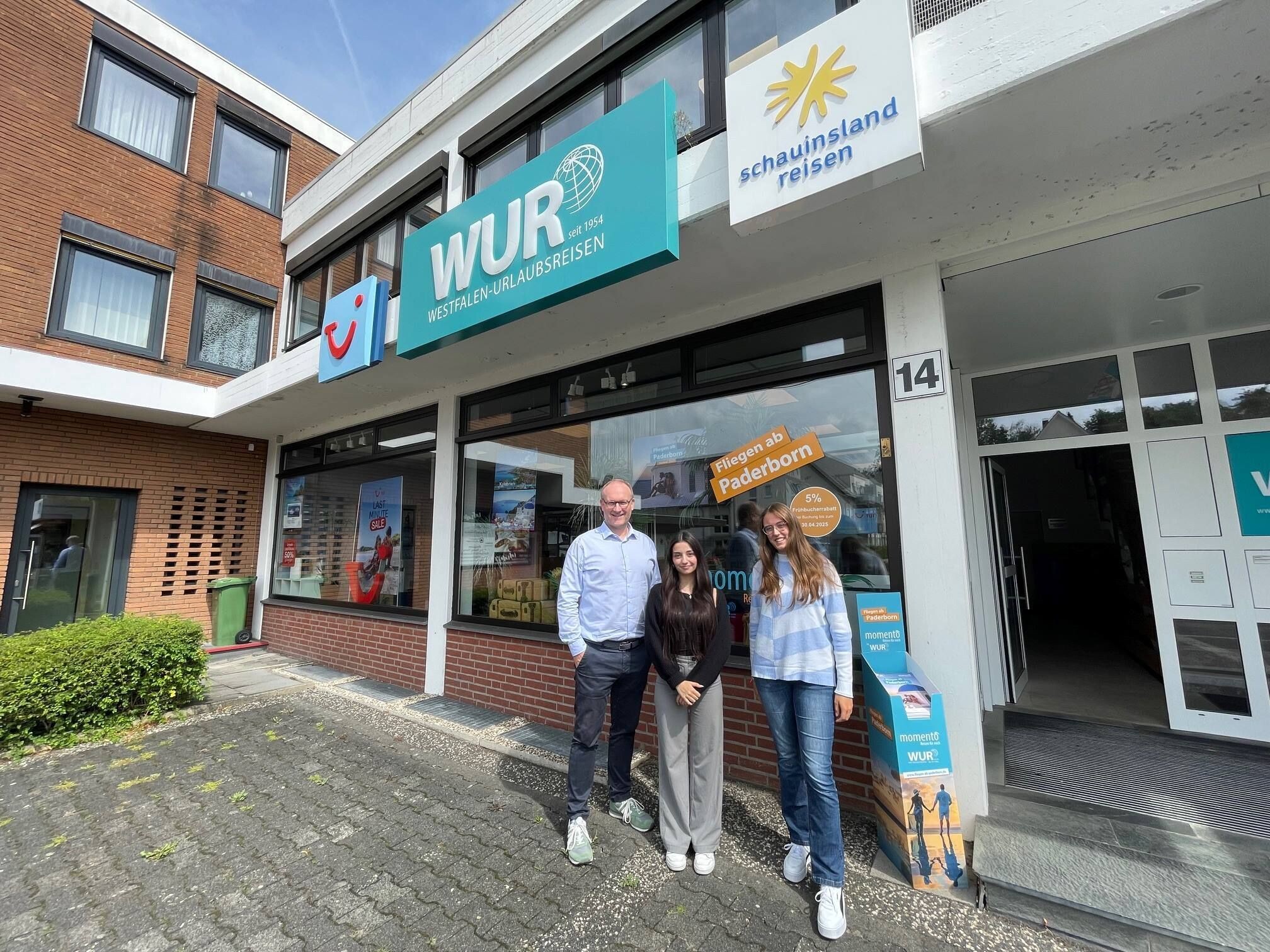 Gesch&auml;ftsf&uuml;hrer_Nils_Wend_begr&uuml;&szlig;t_die_neuen_Auszubildenden_Maria_Elena_Miranda_Silva_und_Sophie_K&ouml;nker_(v._l._n._r.)_&copy;Wend_Urlaubsreisen_GmbH
