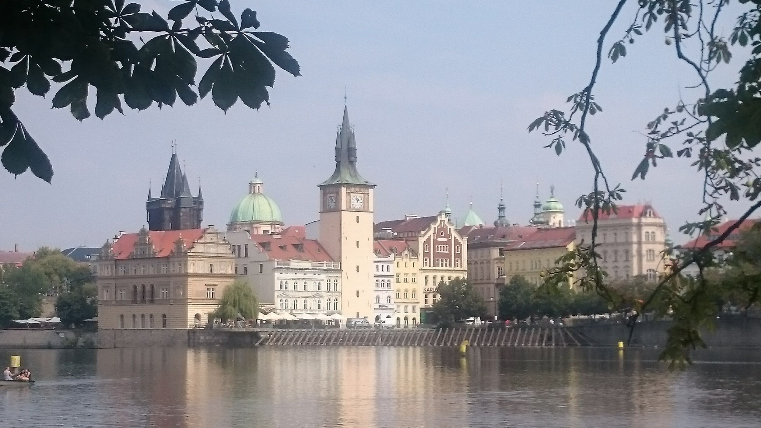 Prager_Altstadt_von_der_Moldau_aus