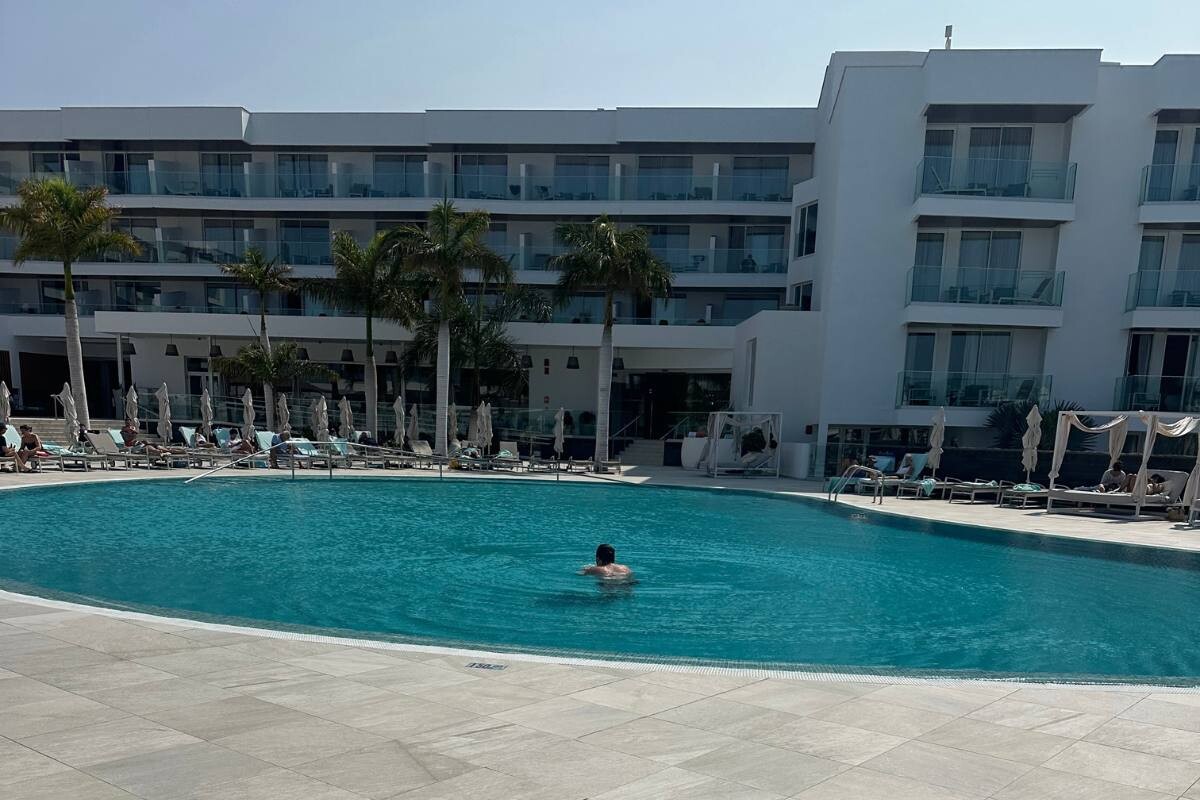 Pool von dem Lava Beach Hotel