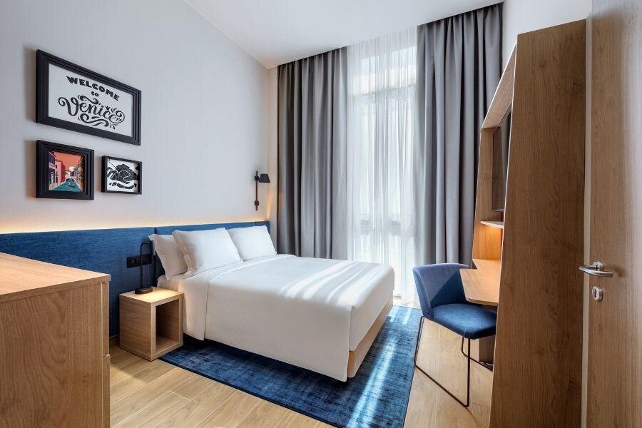 Hampton_By_Hilton_Venice_Isola_Nuova_Doppelzimmer_web.jpg