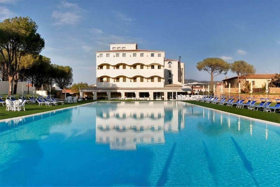 Hotel_momento_AHR_Baja_pool_web.jpg