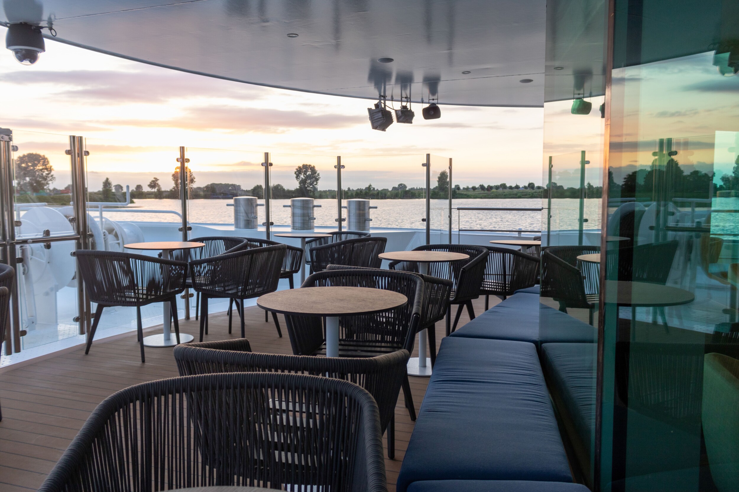 bar_aussen_san_marco_deck_abendsonne_01.jpg