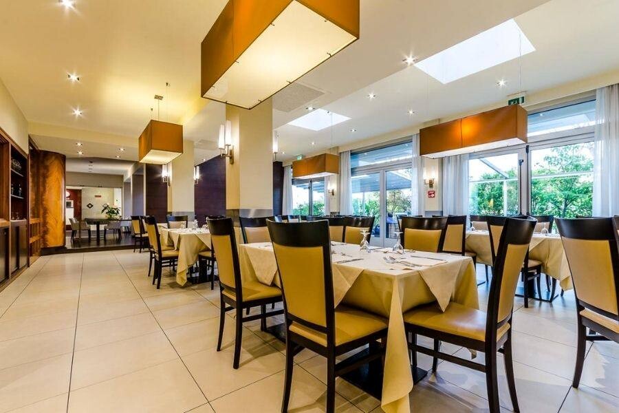 Smart_Hotel_Holiday_Restaurant_web.jpg