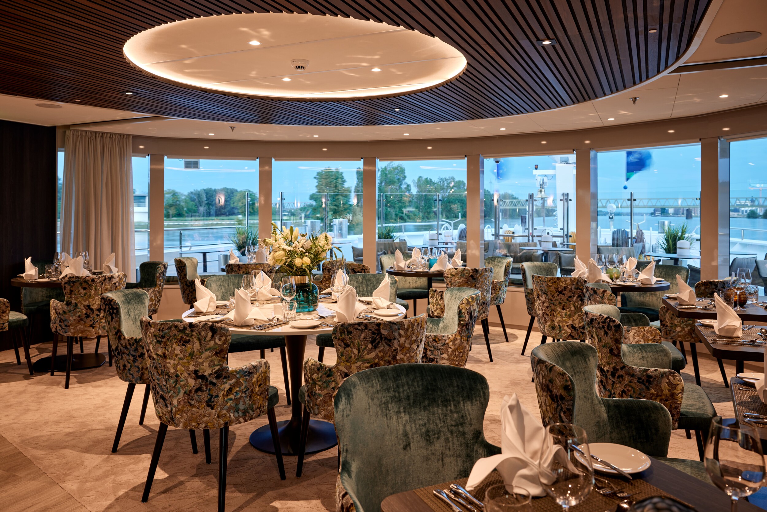 AMADEUS_Riva_Public_Areas_Panorama_Bar_Panorama_Bar___Lounge_of_the_AMADEUS_Riva_during_Evening_Lueftner_Cruises_Amadeus_Internal.jpg