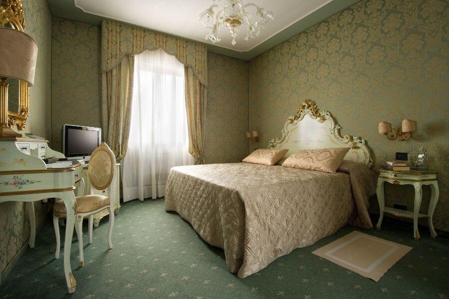 Carlton_On_The_Grand_Canal_Room_web_(2).jpg